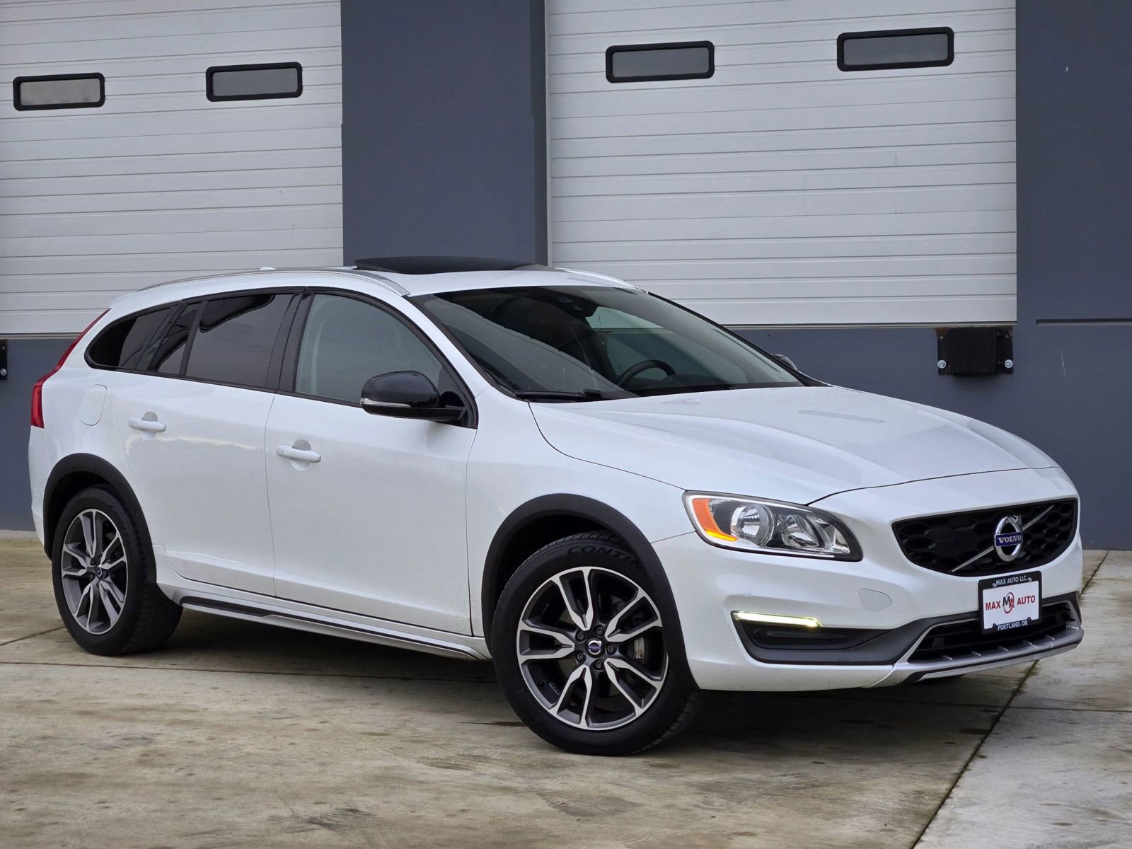 Used 2016 Volvo V60 T5 Cross Country w/ Convenience Package image 1