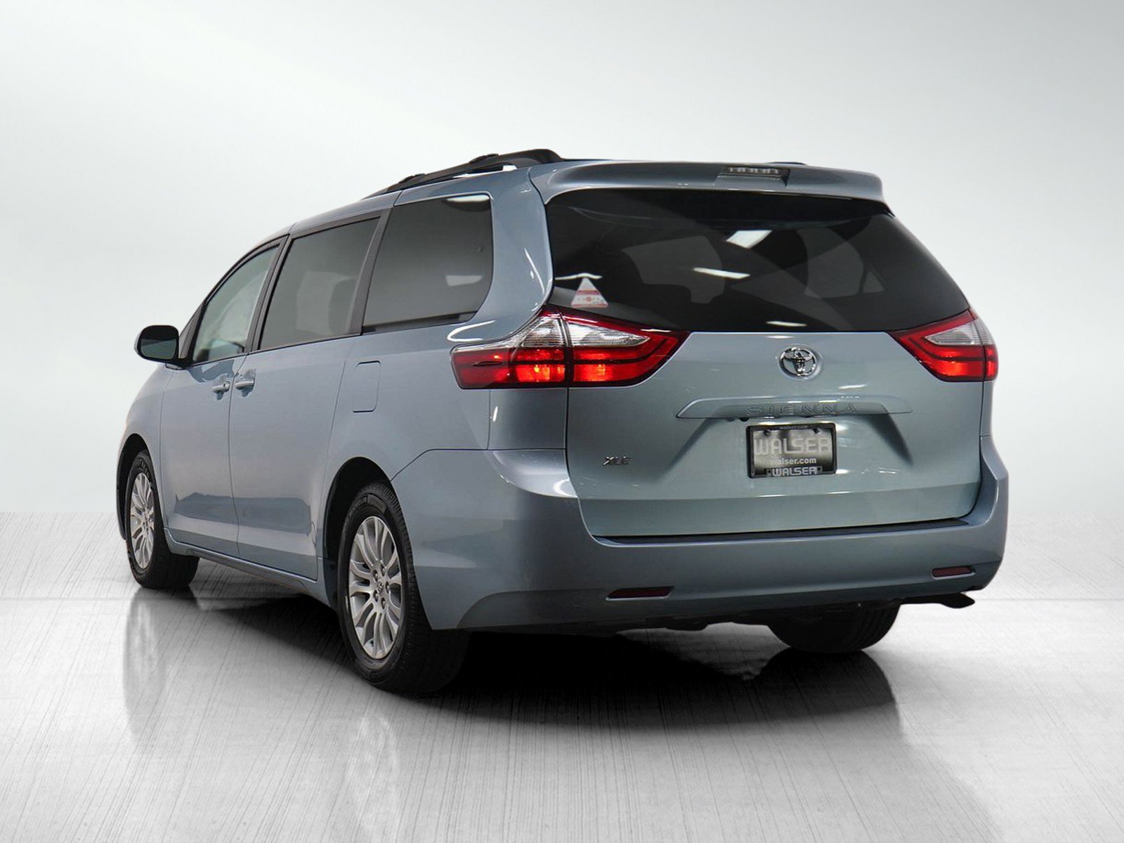 Used 2015 Toyota Sienna XLE image 3