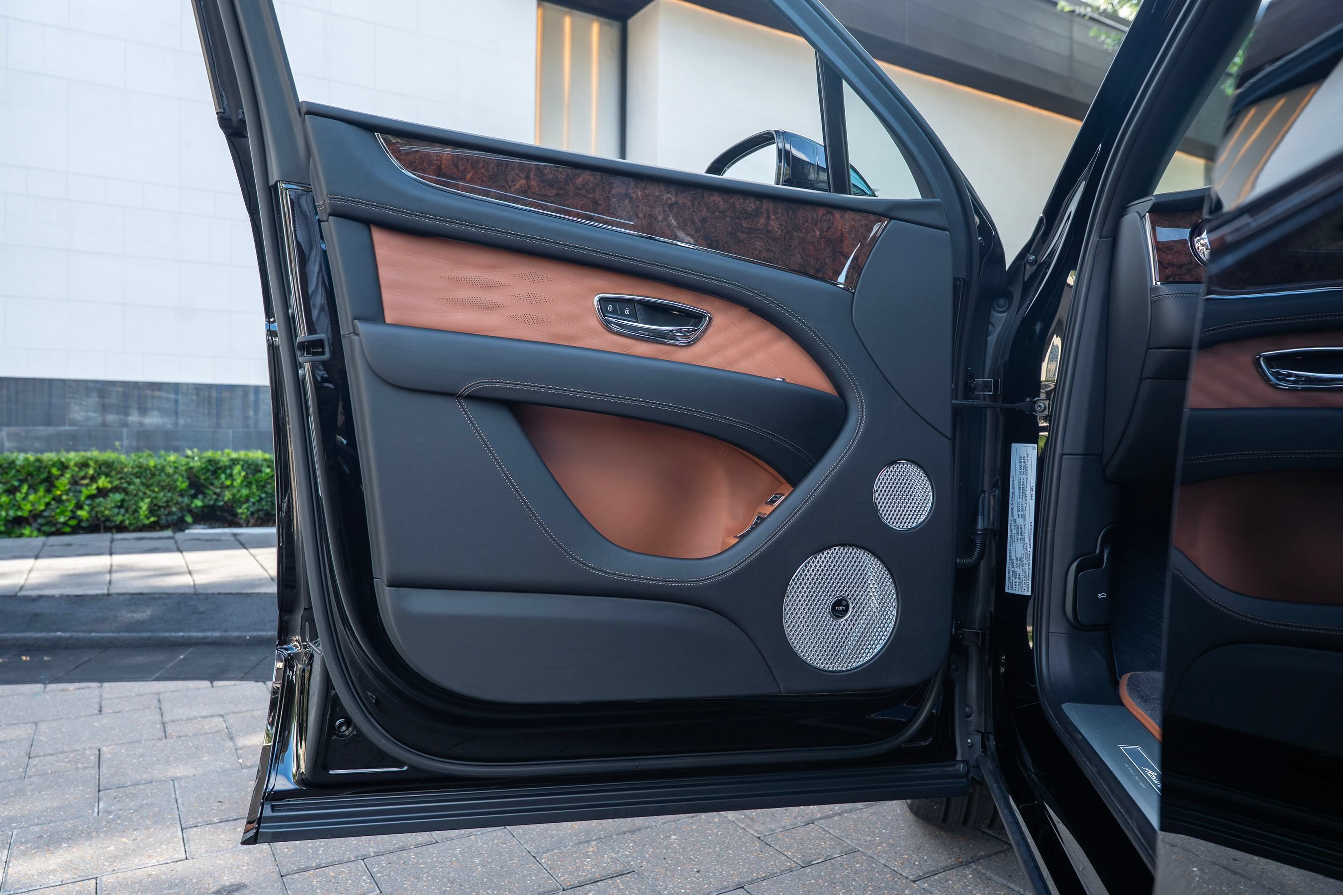 Certified 2025 Bentley Bentayga Extended Wheelbase AWD/4WD image 7