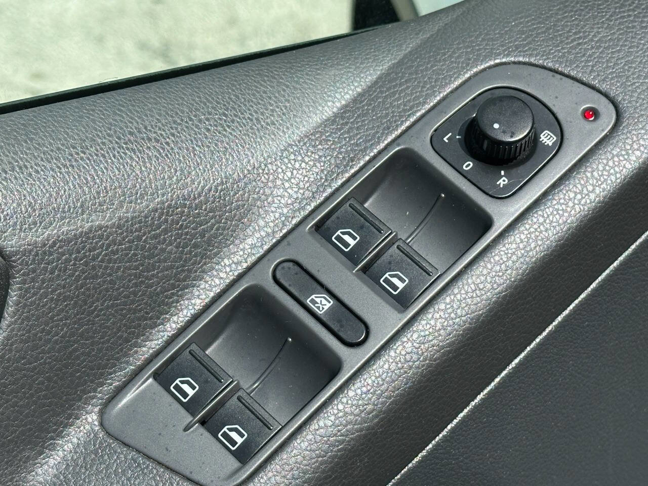 Used 2011 Volkswagen Tiguan SE image 14