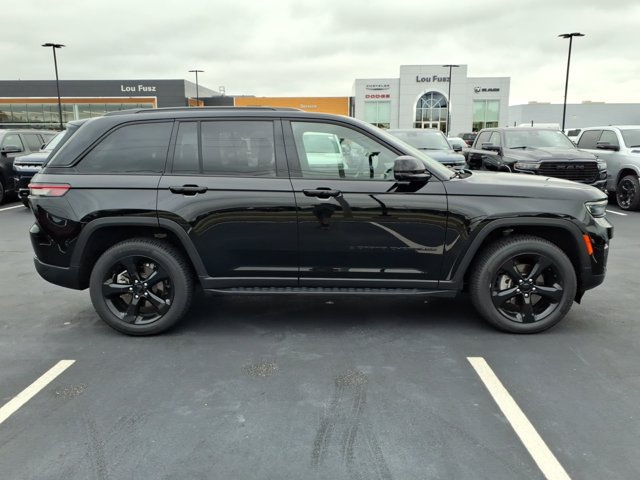 Used 2023 Jeep Grand Cherokee Altitude AWD/4WD image 28