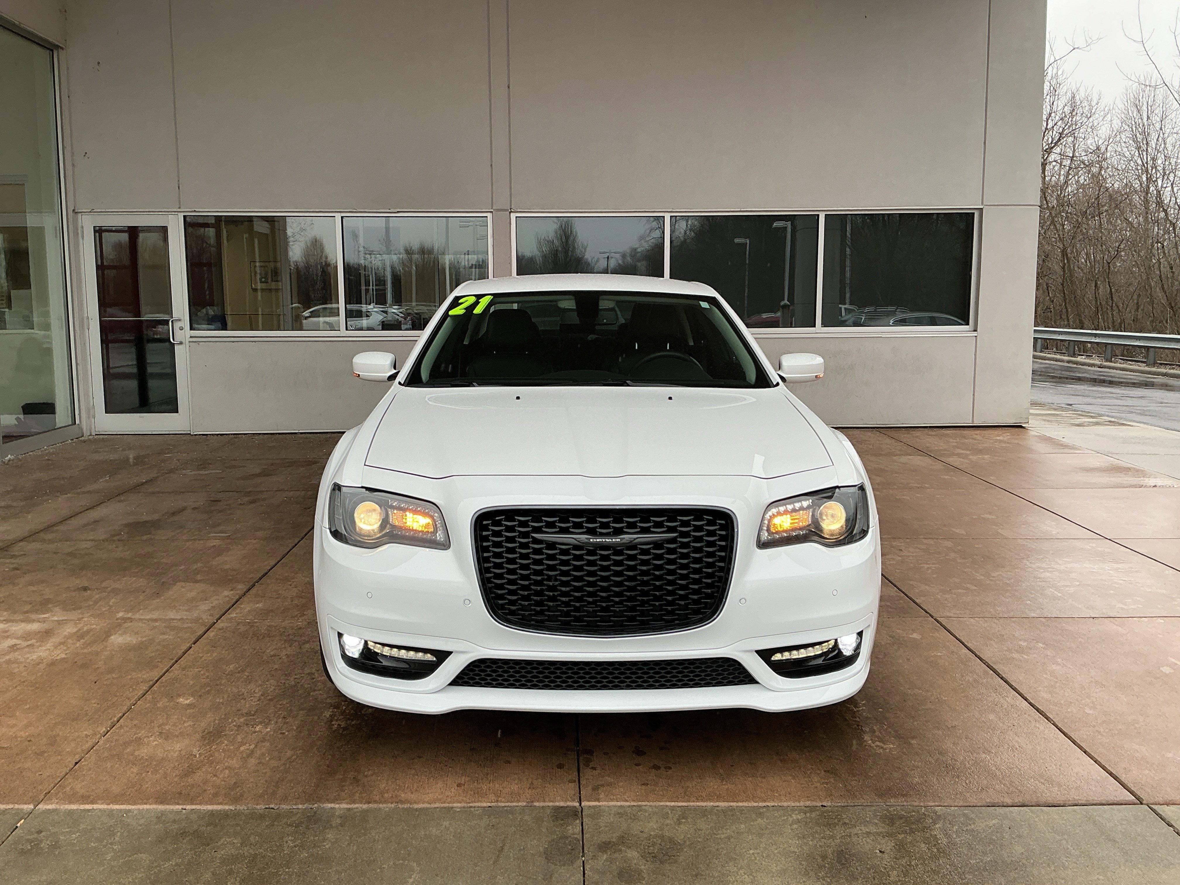 Used 2021 Chrysler 300 Touring L image 2