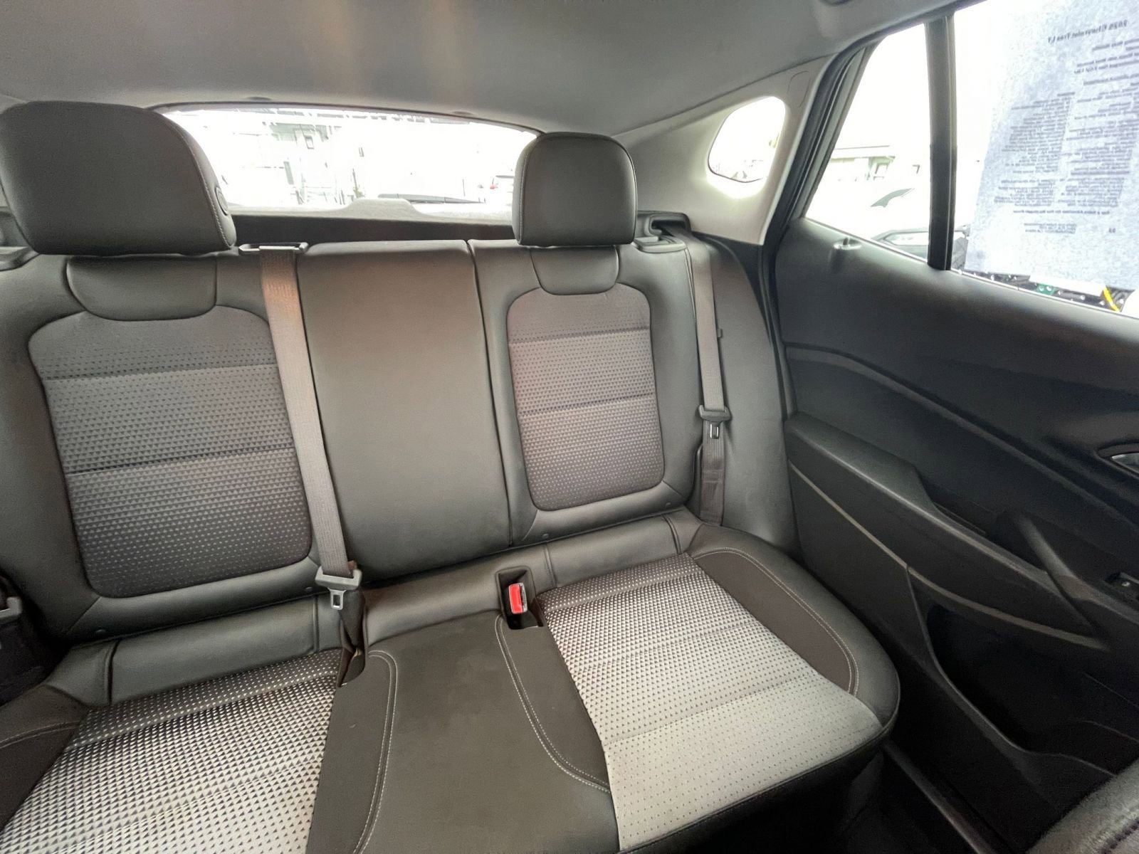 Used 2025 Chevrolet Trax LT image 32