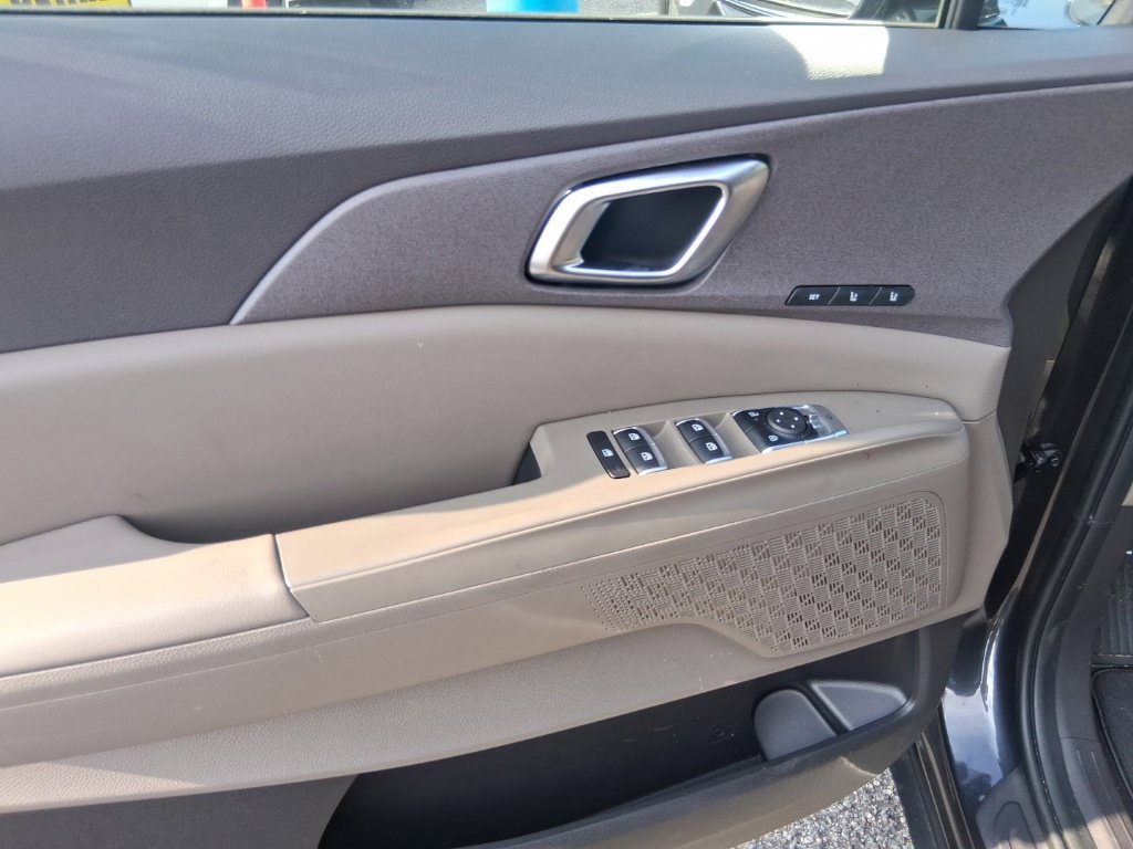 Certified 2026 Kia Carnival EX FWD image 10