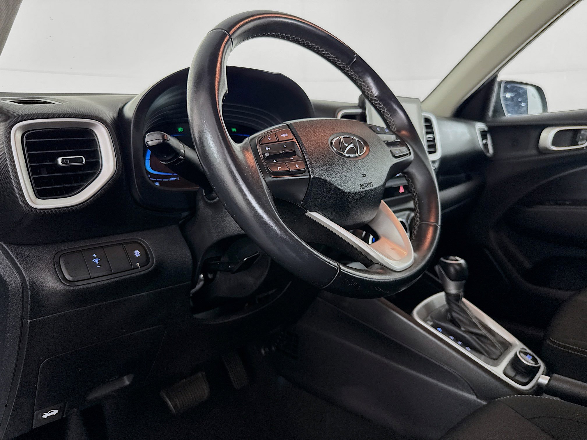 Used 2024 Hyundai Venue SEL image 22