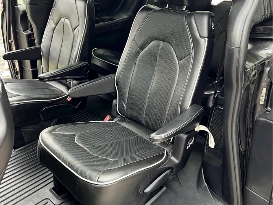 Used 2020 Chrysler Pacifica Limited w/ S Appearance Package image 7