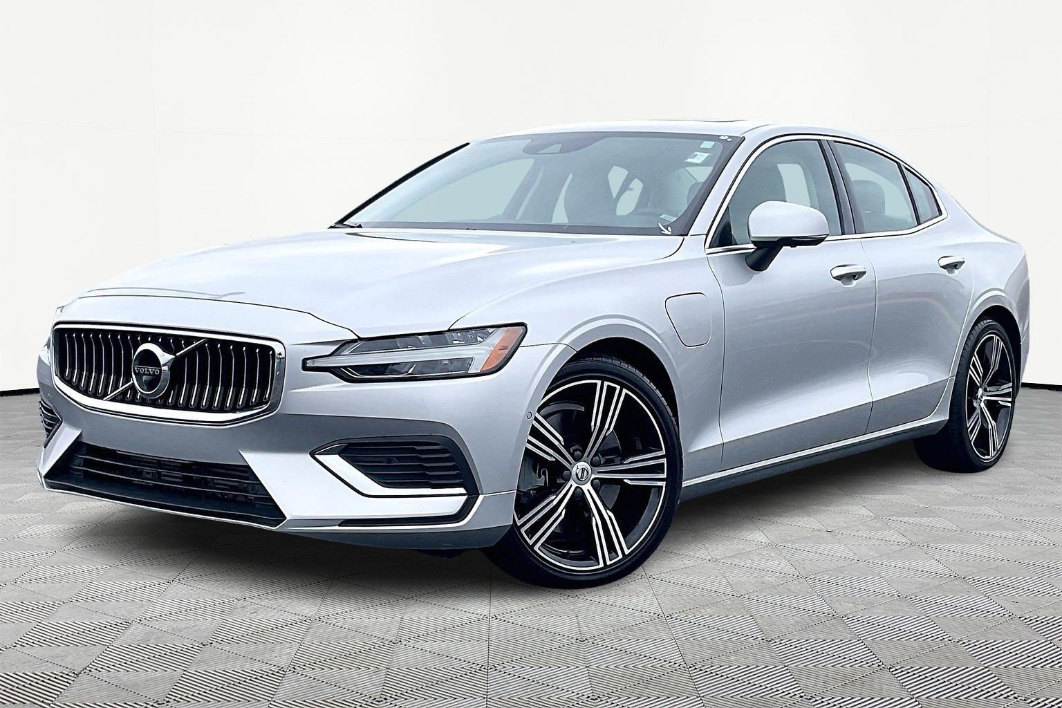 Used 2022 Volvo S60 T8 Inscription image 2