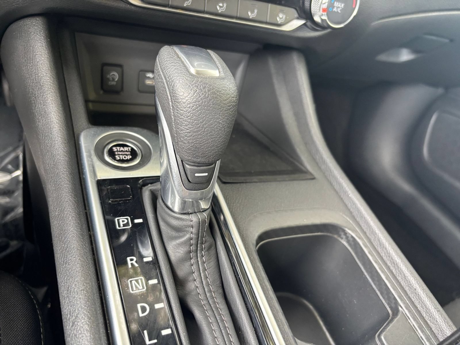 Used 2025 Nissan Sentra SV FWD image 40