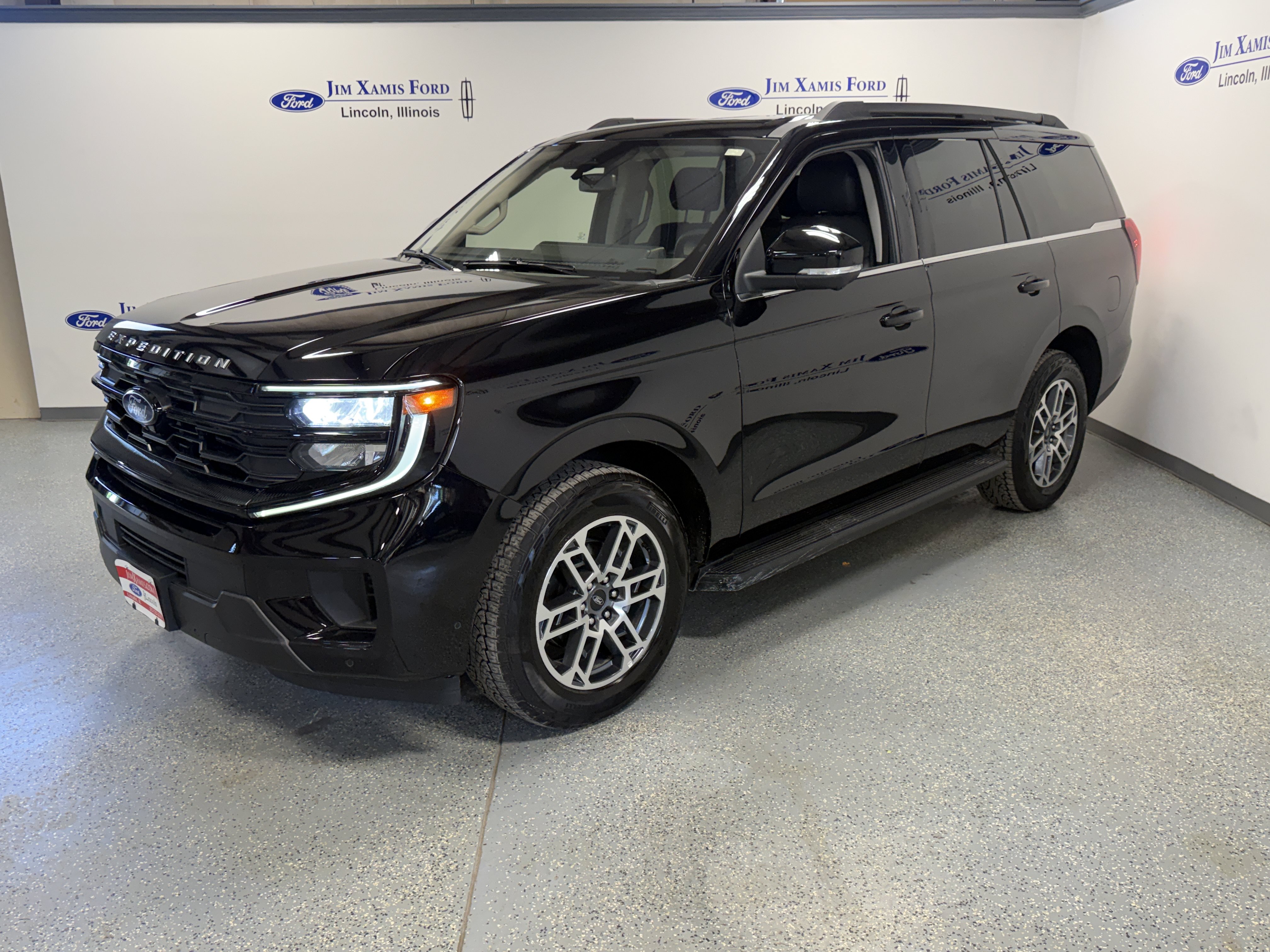 Used 2025 Ford Expedition Active AWD/4WD image 3