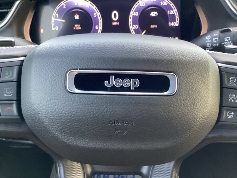 New 2025 Jeep Grand Cherokee Laredo X w/ Luxury Tech Group I AWD/4WD image 33