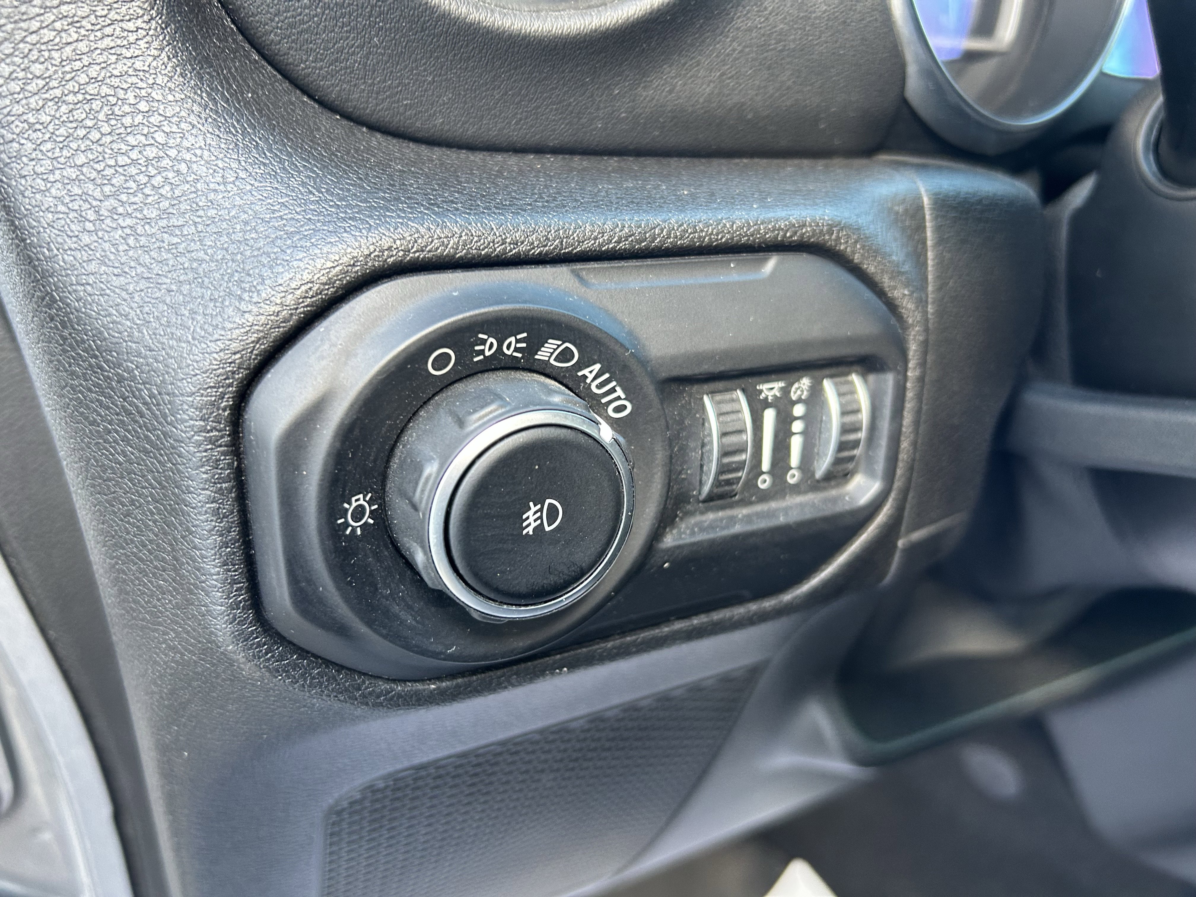 Used 2019 Jeep Wrangler Unlimited Sahara w/ Uconnect 4C Nav & Sound Group image 14