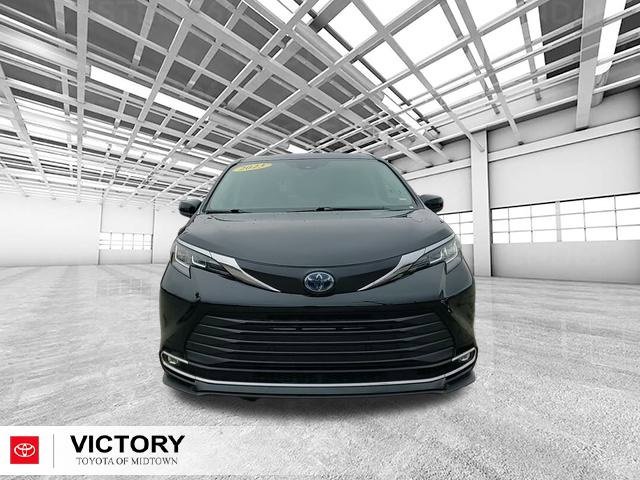 Certified 2023 Toyota Sienna XLE image 9