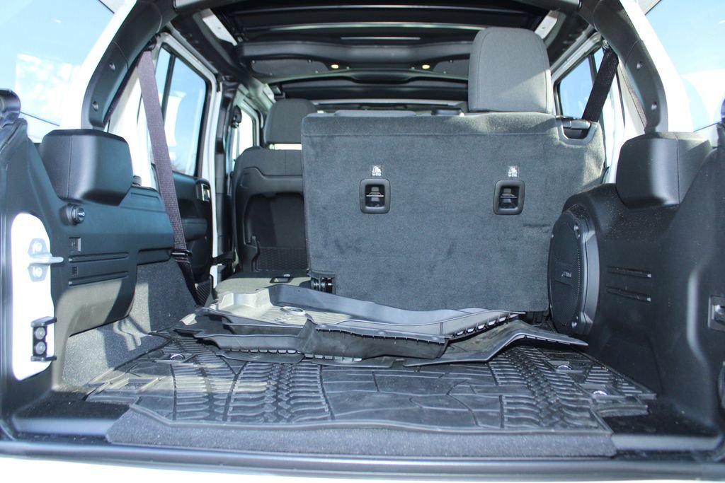 Used 2025 Jeep Wrangler Unlimited Rubicon w/ Technology Group image 10