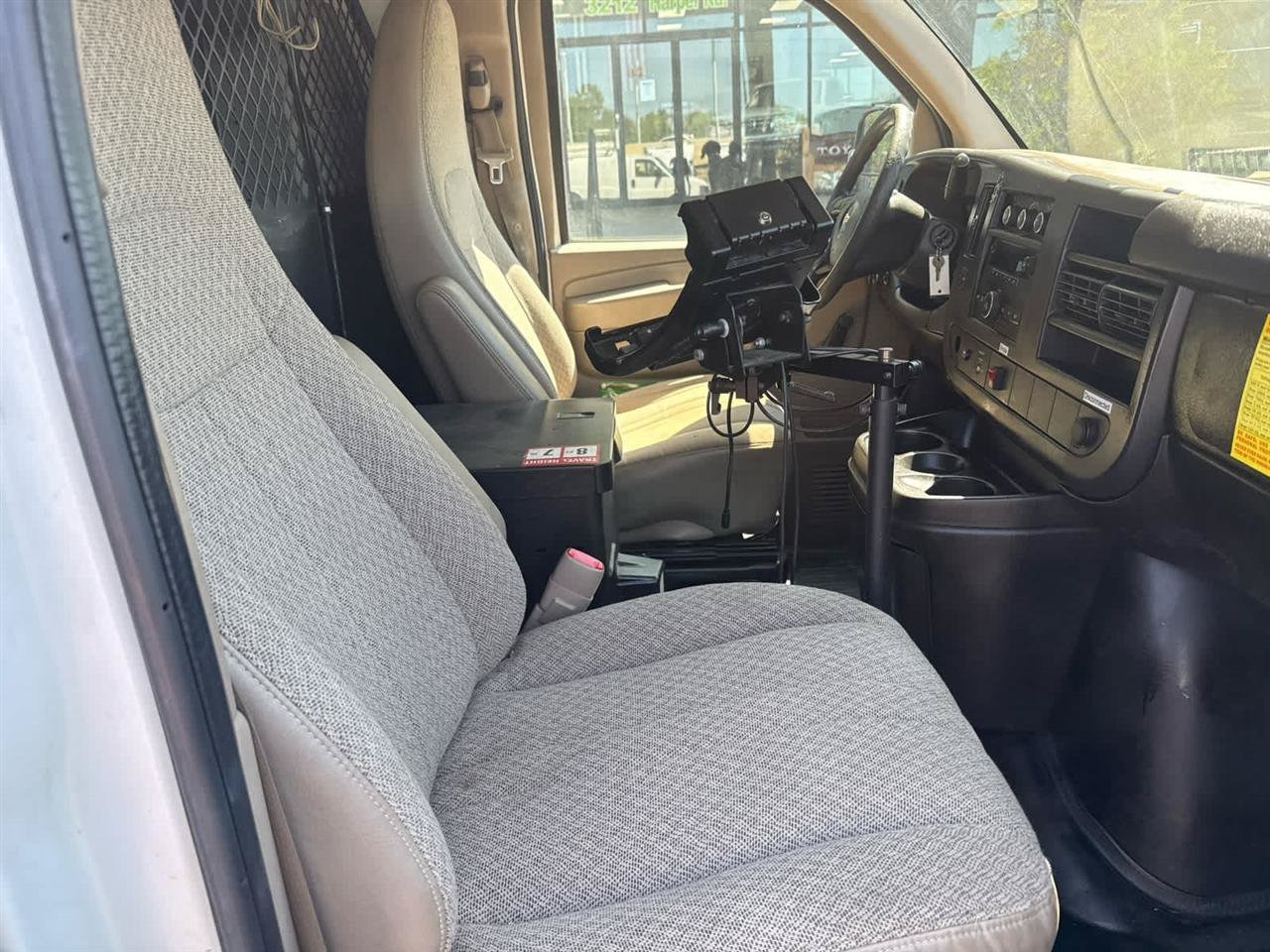 Used 2011 Chevrolet Express 2500 RWD image 18