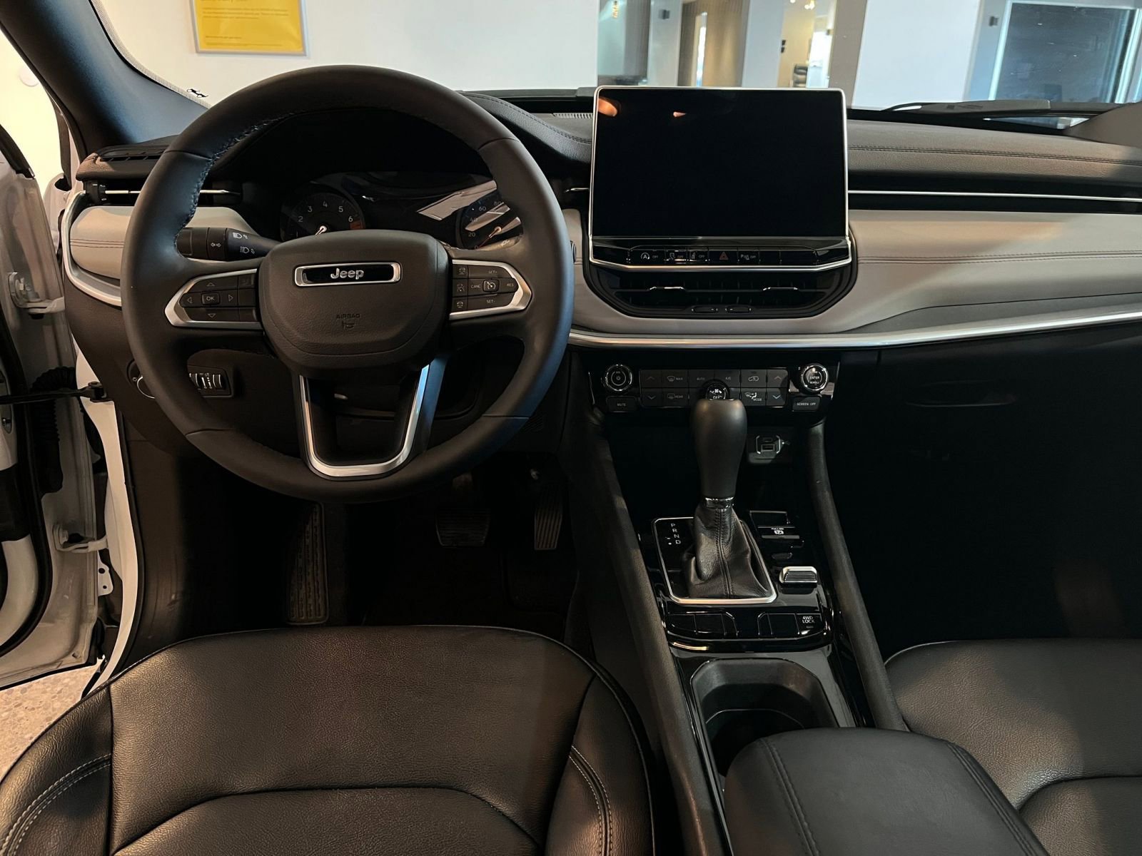 Used 2025 Jeep Compass Limited image 34