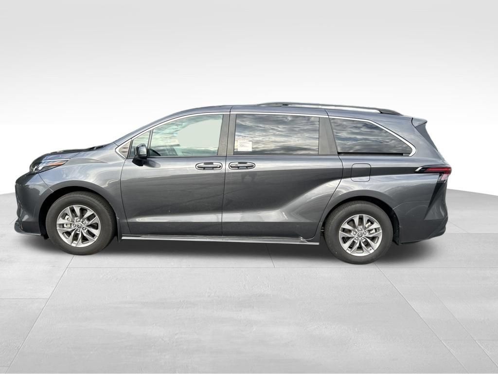 Used 2025 Toyota Sienna LE AWD/4WD image 2