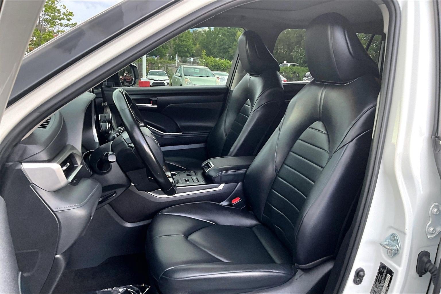 Used 2023 Toyota Highlander XLE AWD/4WD image 24