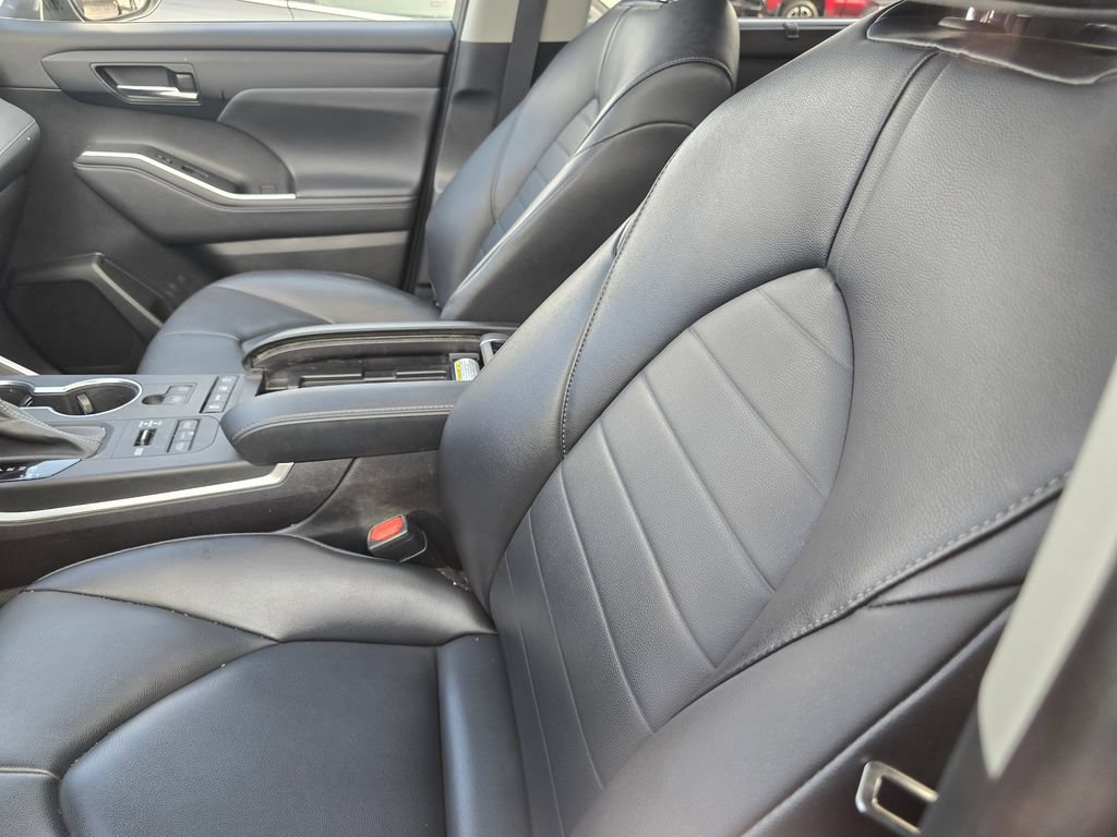Used 2022 Toyota Highlander XLE AWD/4WD image 24