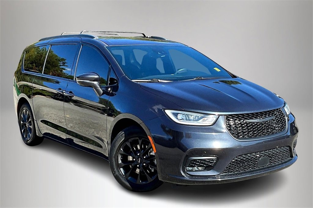 Used 2021 Chrysler Pacifica Touring-L w/ Uconnect Theater Family Group