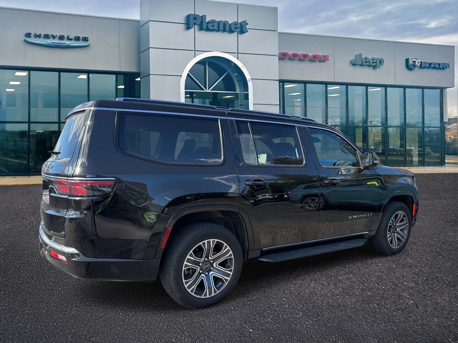 Used 2025 Jeep Wagoneer 4WD image 2