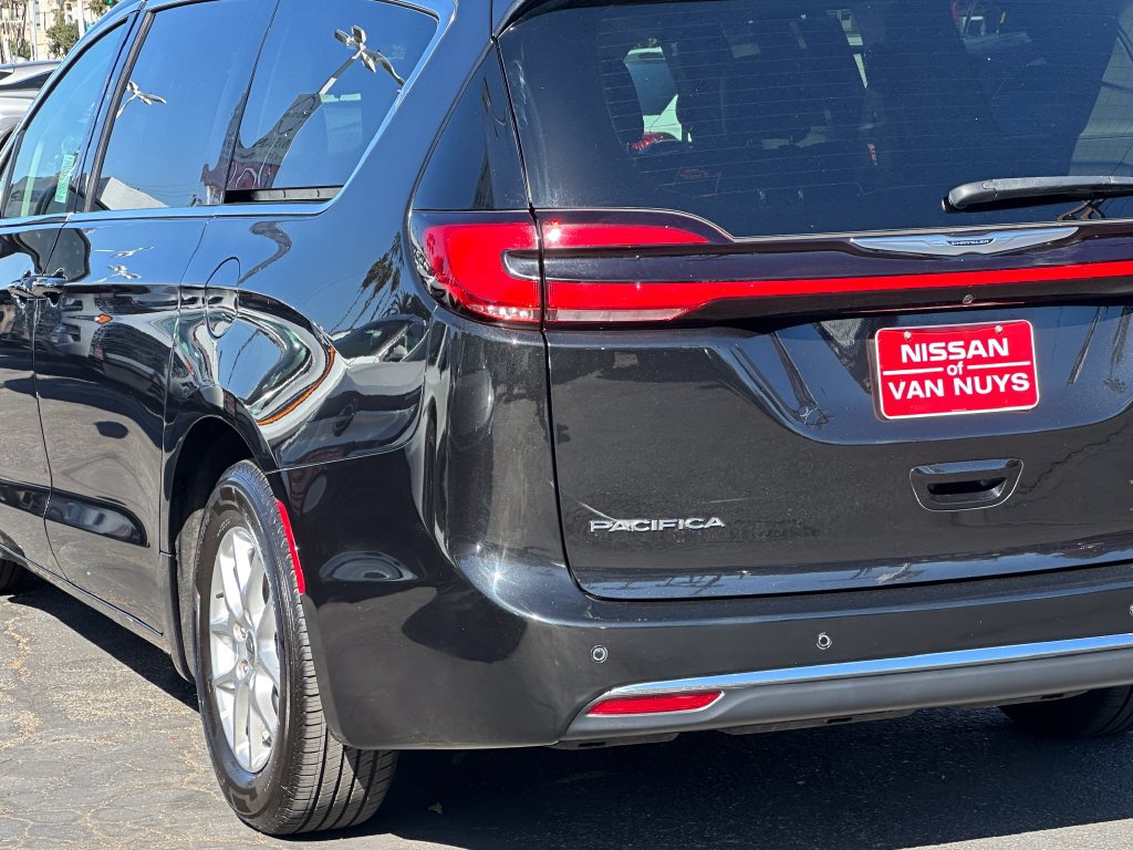 Used 2023 Chrysler Pacifica Touring-L FWD image 4