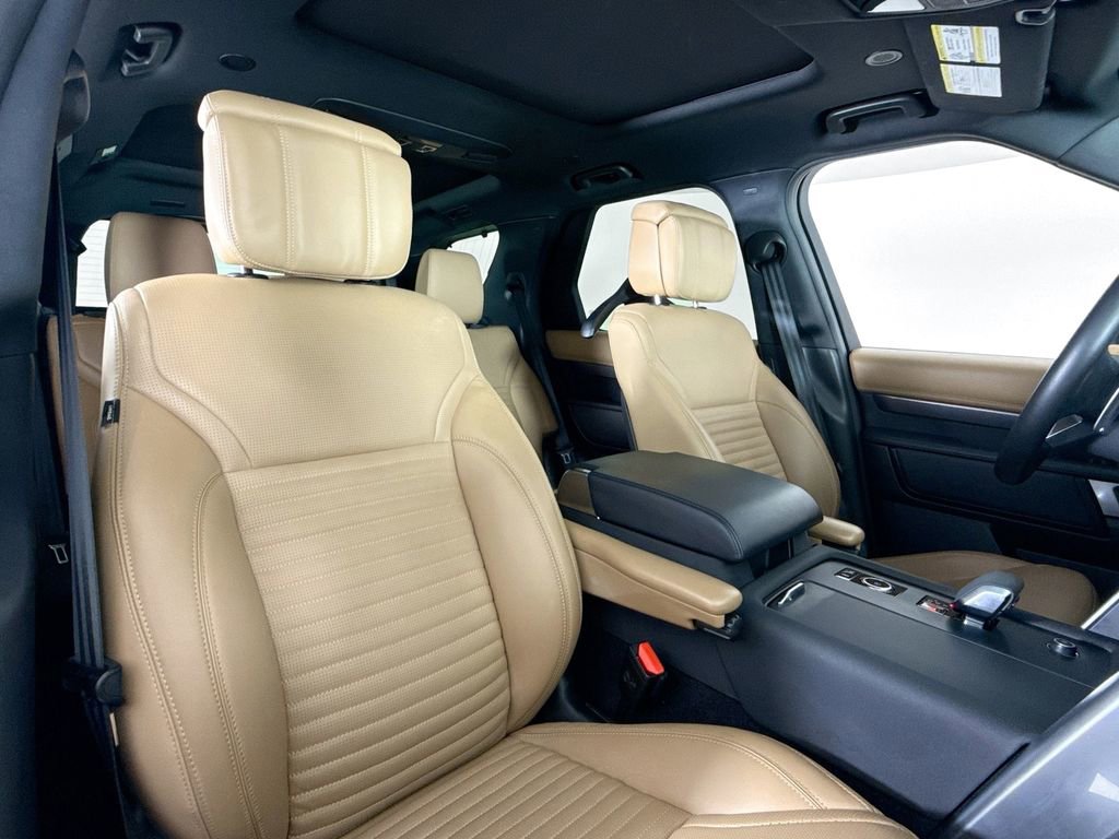 Used 2024 Land Rover Discovery Metropolitan Edition image 14