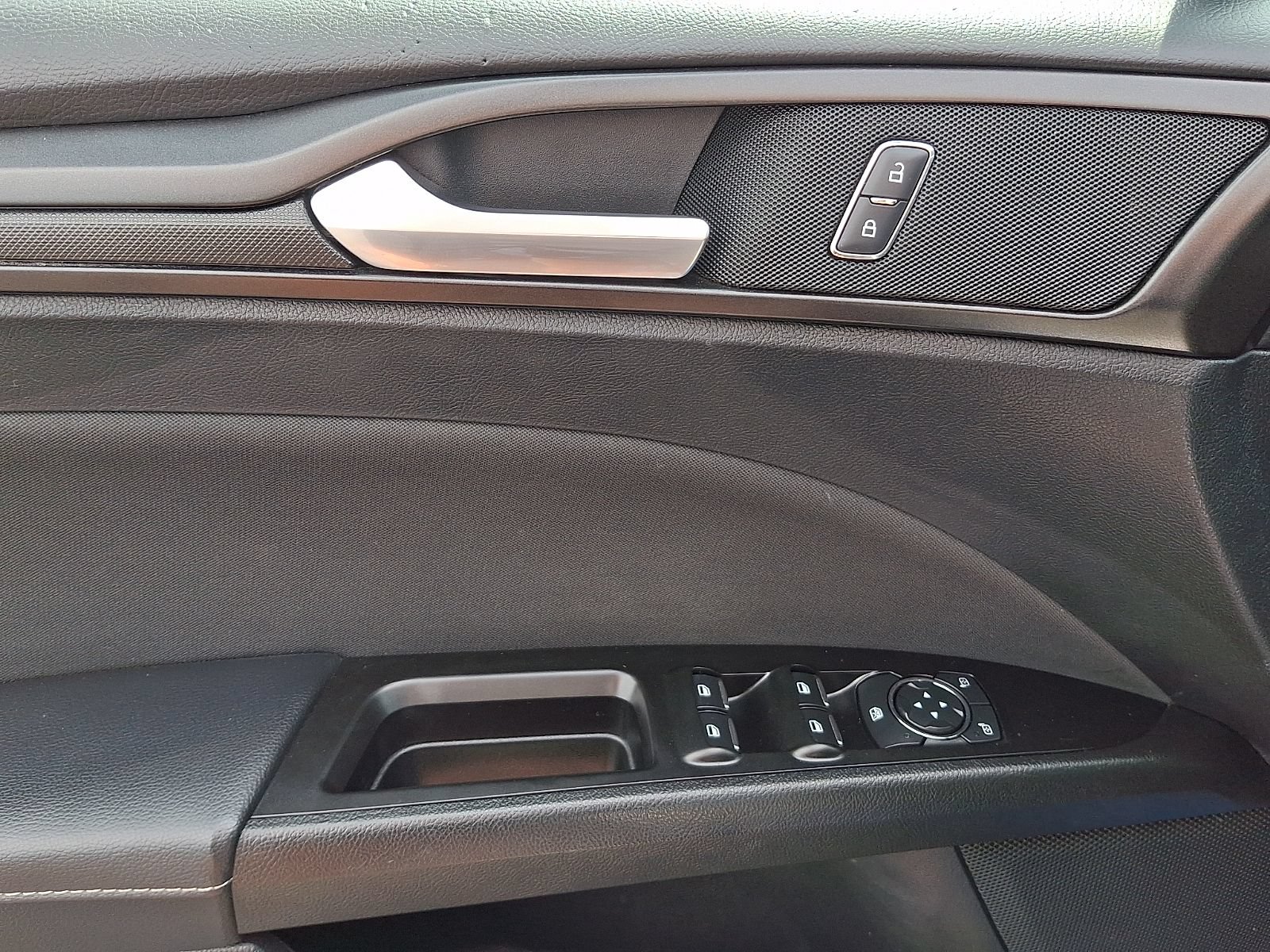 Used 2018 Ford Fusion SE w/ Equipment Group 201A FWD image 13