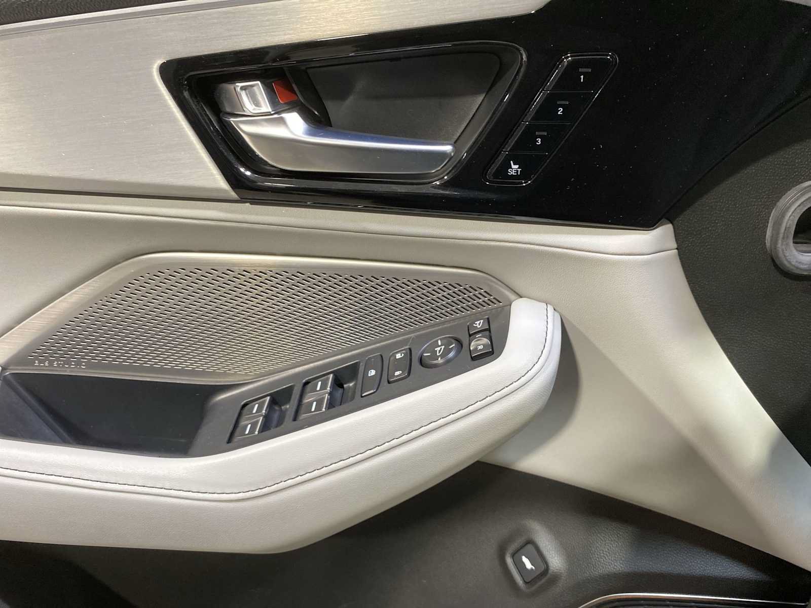 Used 2024 Acura MDX SH-AWD w/ Technology Package image 23
