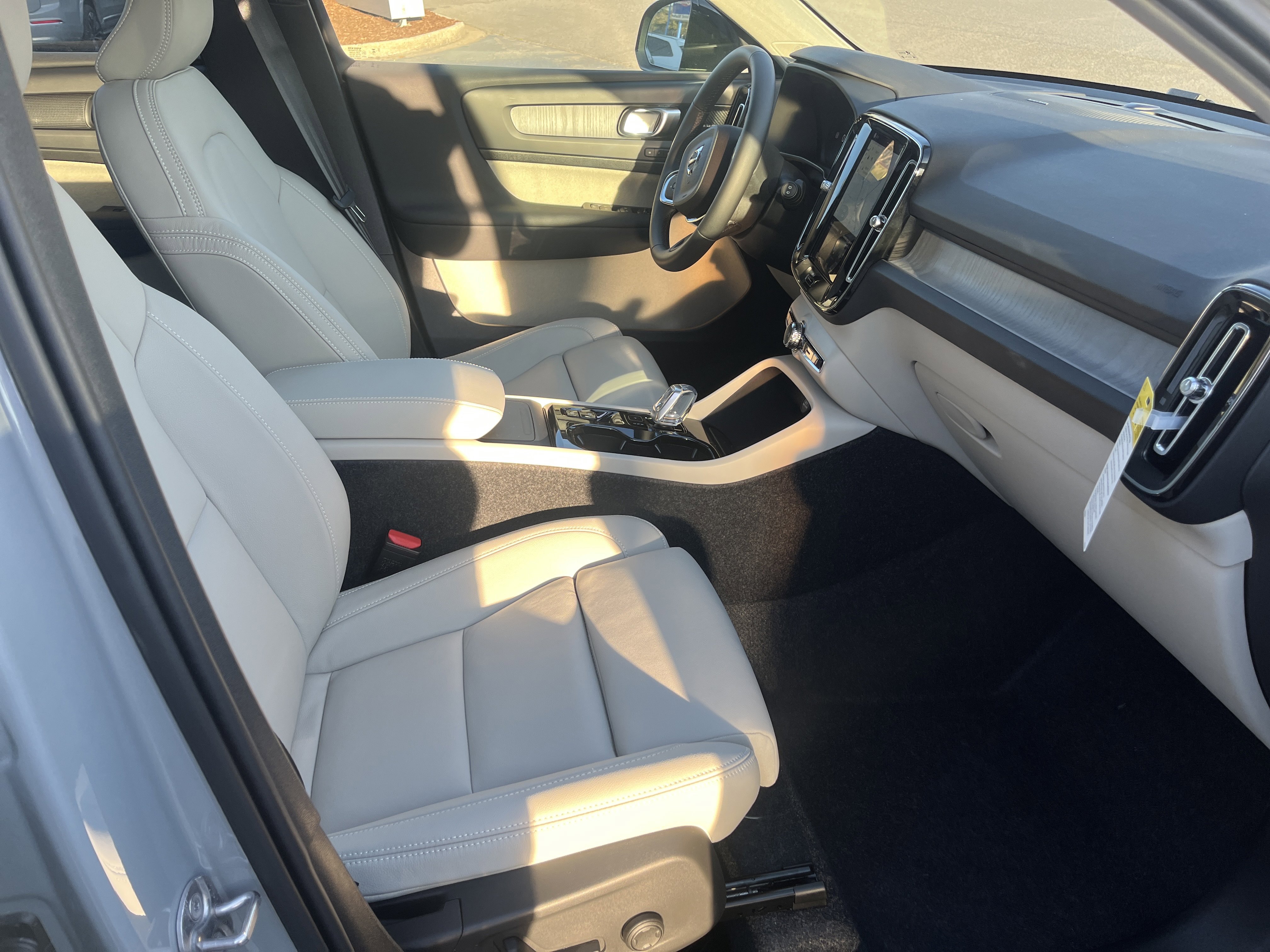 New 2026 Volvo XC40 B5 Ultra w/ Protection Package Premier image 23