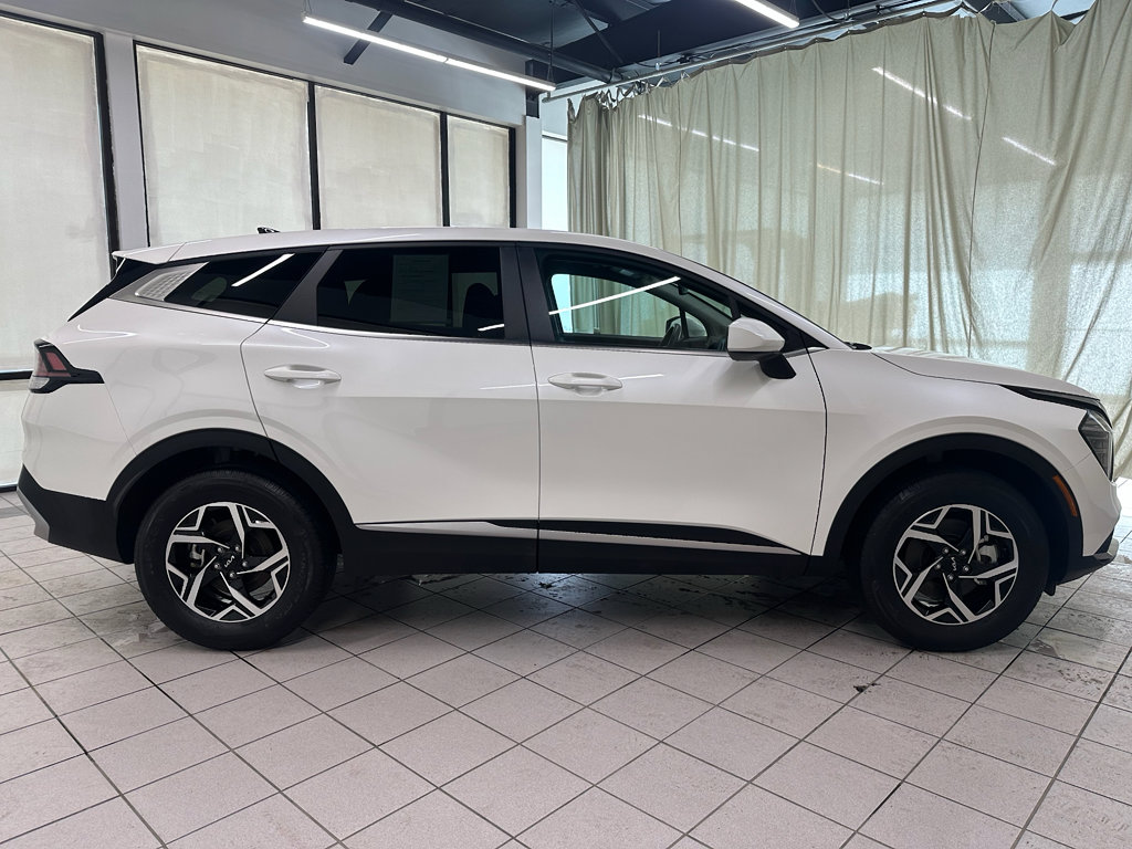 Used 2024 Kia Sportage LX image 3