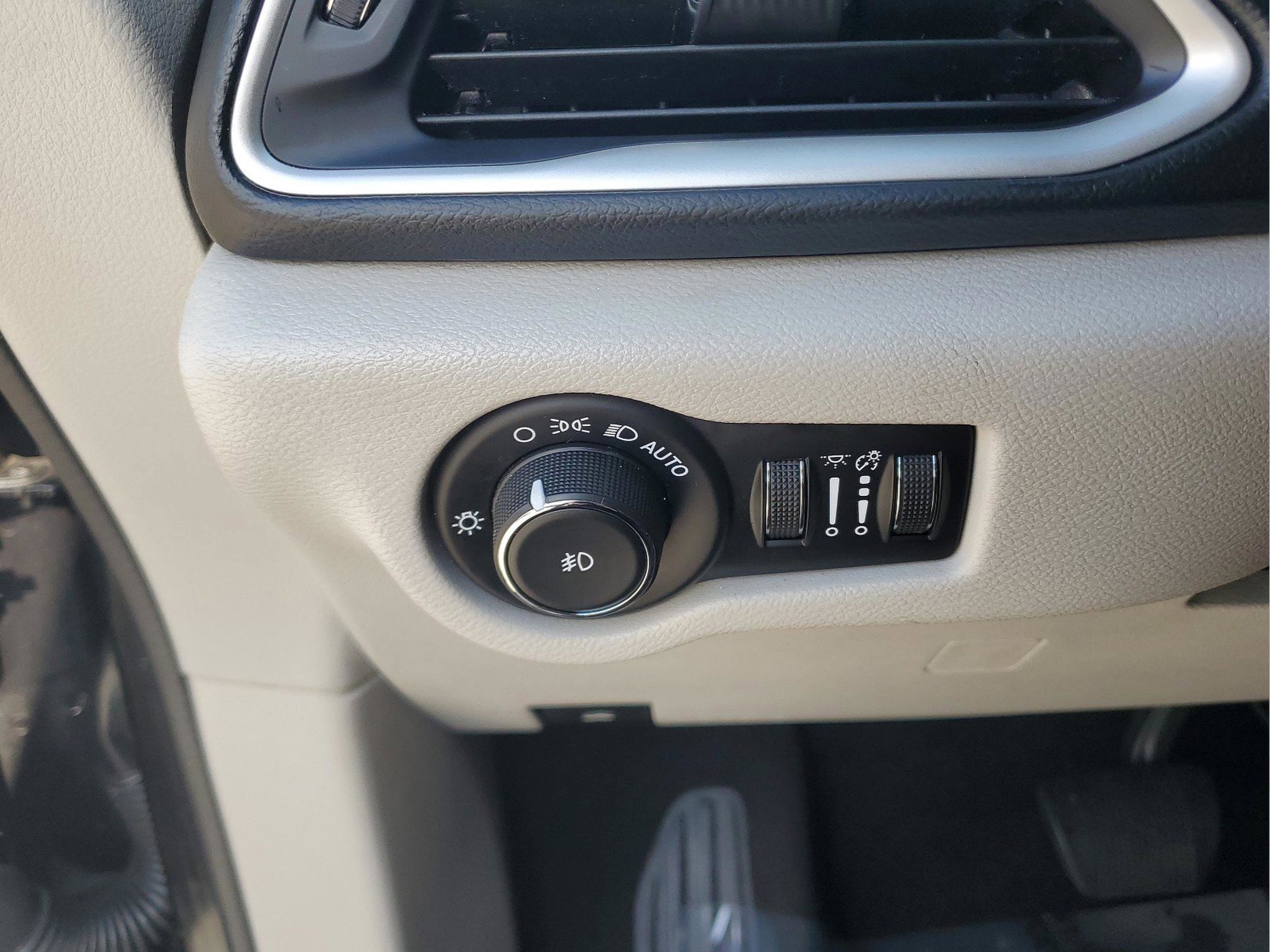 Used 2019 Chrysler Pacifica Touring-L image 30