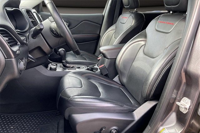 Used 2019 Jeep Cherokee Trailhawk image 23