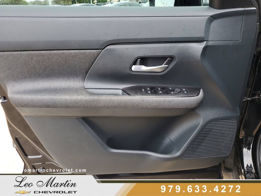 Used 2025 Nissan Kicks SV FWD image 15