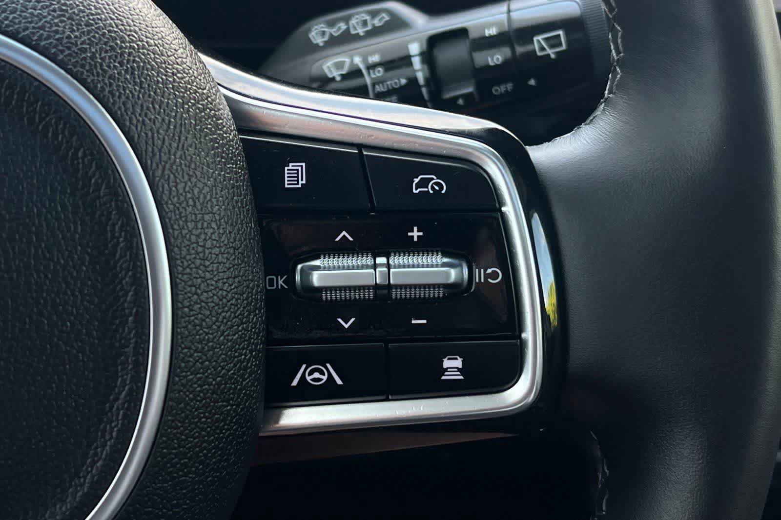 Used 2025 Kia Carnival SX Prestige image 33