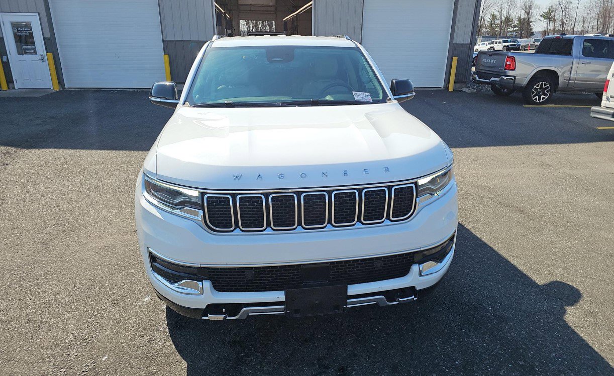 Used 2023 Jeep Wagoneer Series II w/ HD Trailer Tow Package image 3