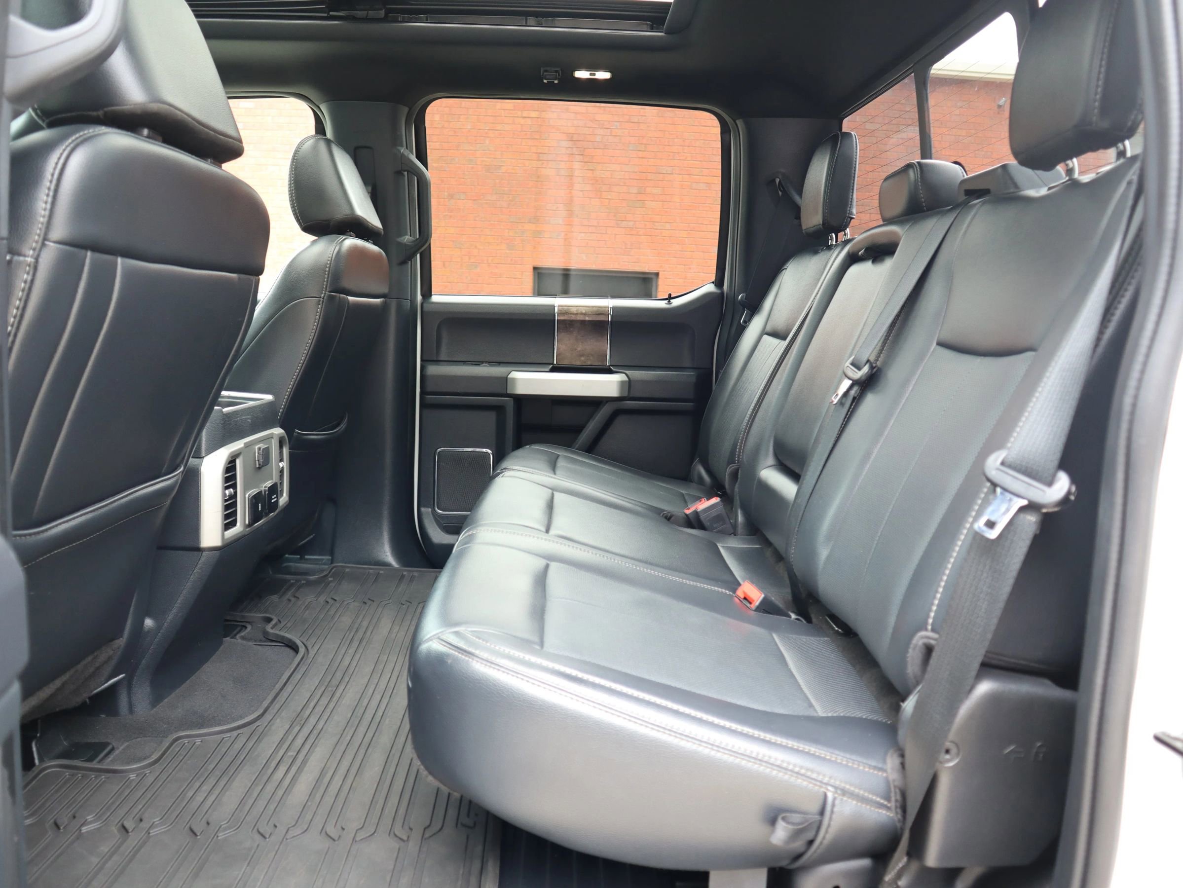 Used 2022 Ford F350 Lariat w/ Tremor Off-Road Package image 27