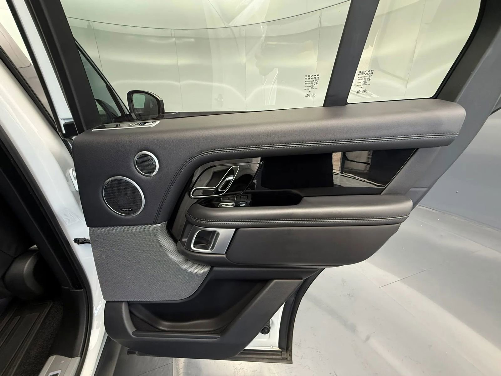 Used 2020 Land Rover Range Rover HSE image 34