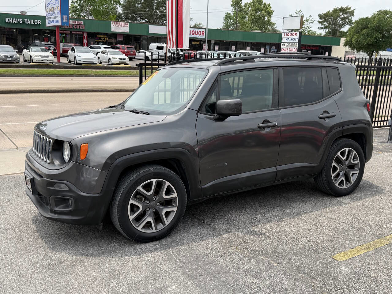Used 2017 Jeep Renegade Latitude FWD image 3