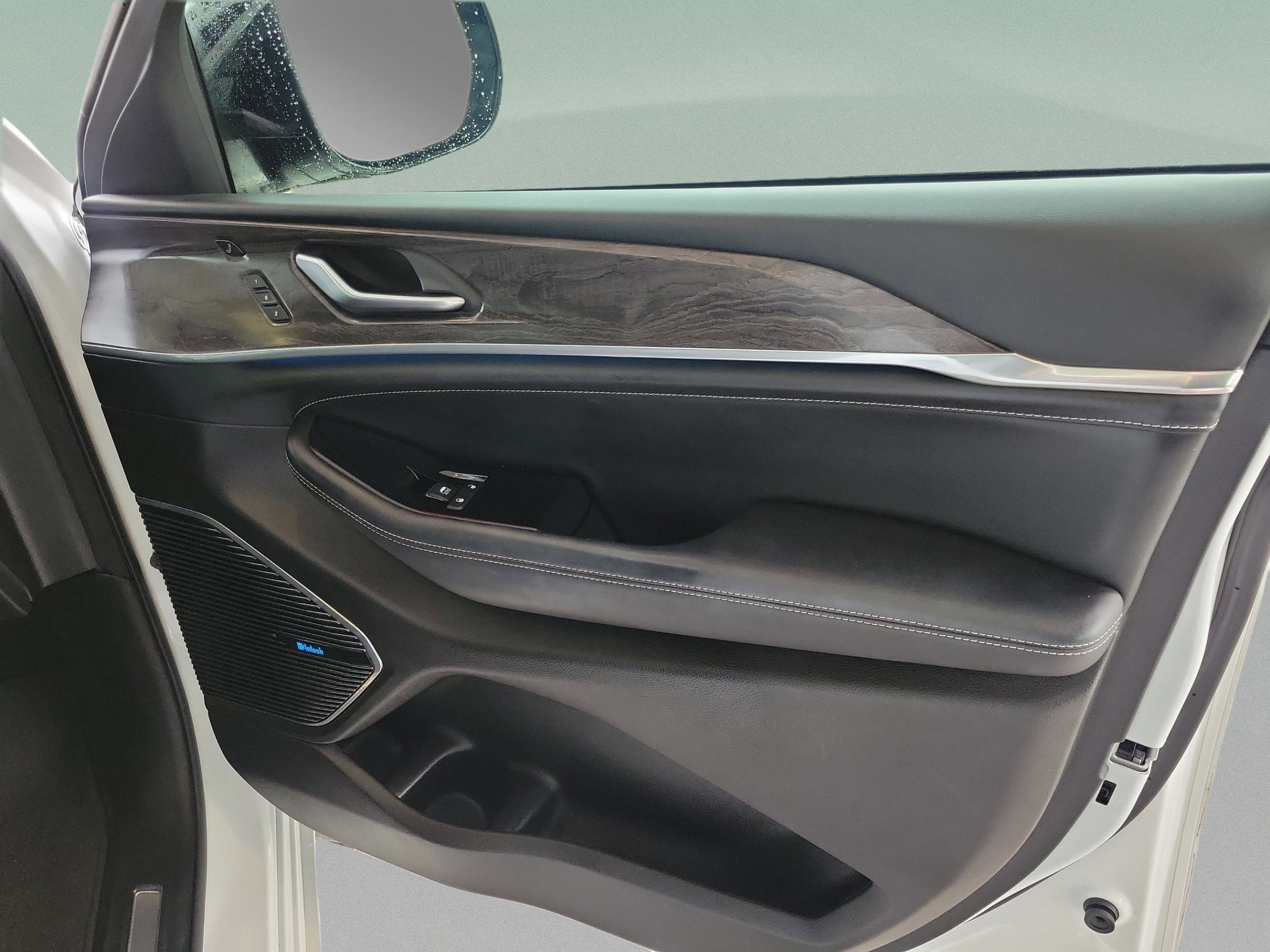 Used 2022 Jeep Grand Cherokee Overland w/ Luxury Tech Group IV image 12