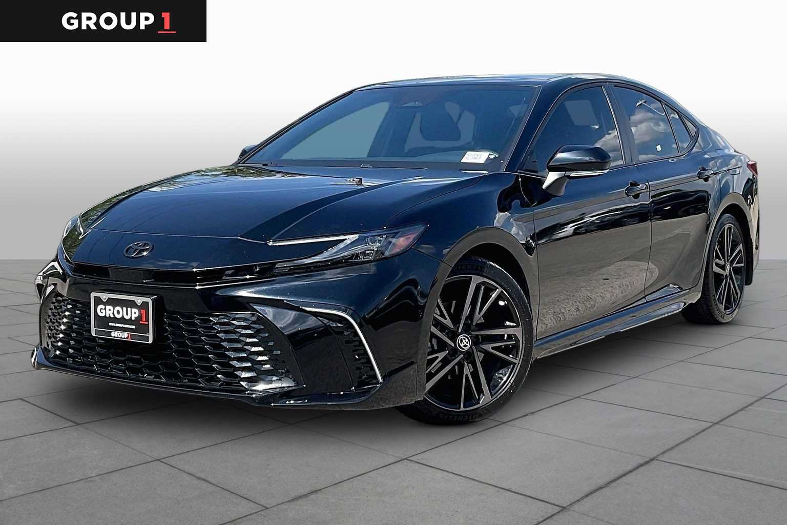 Used 2025 Toyota Camry XSE FWD image 1