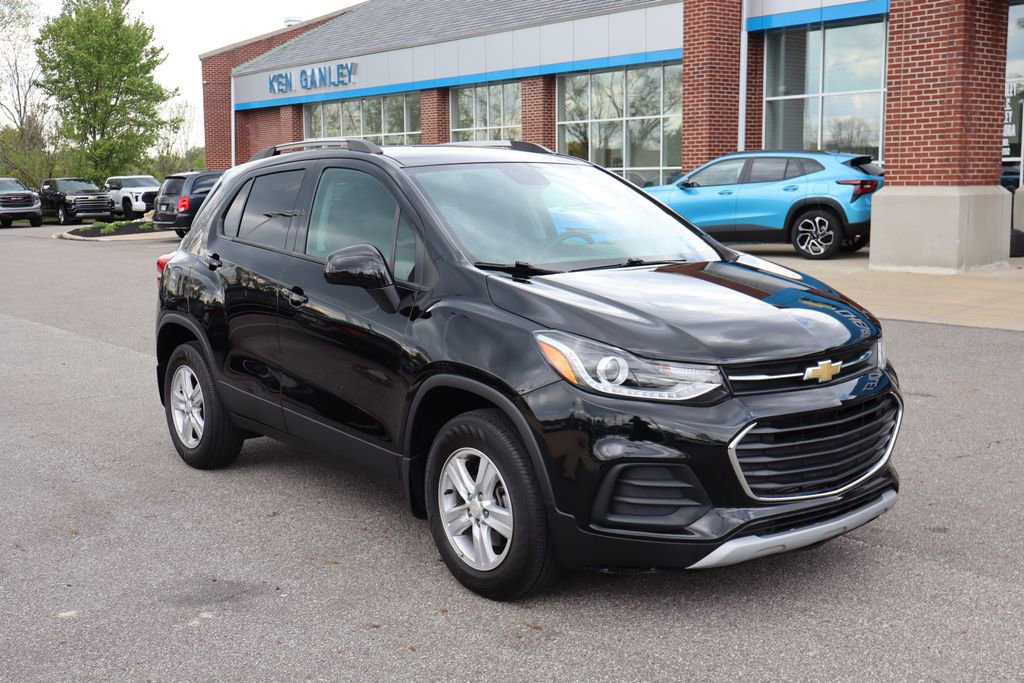 Used 2022 Chevrolet Trax LT w/ Premium Seat Package AWD/4WD image 2