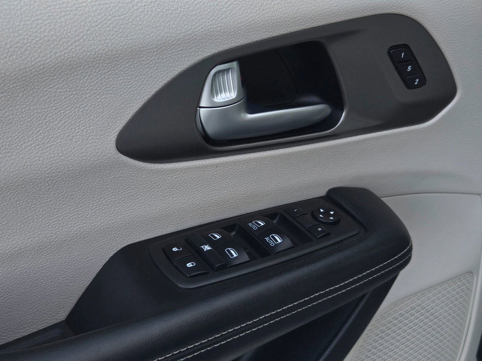 Used 2021 Chrysler Pacifica Touring-L w/ Premium & Safety Sphere Group image 37