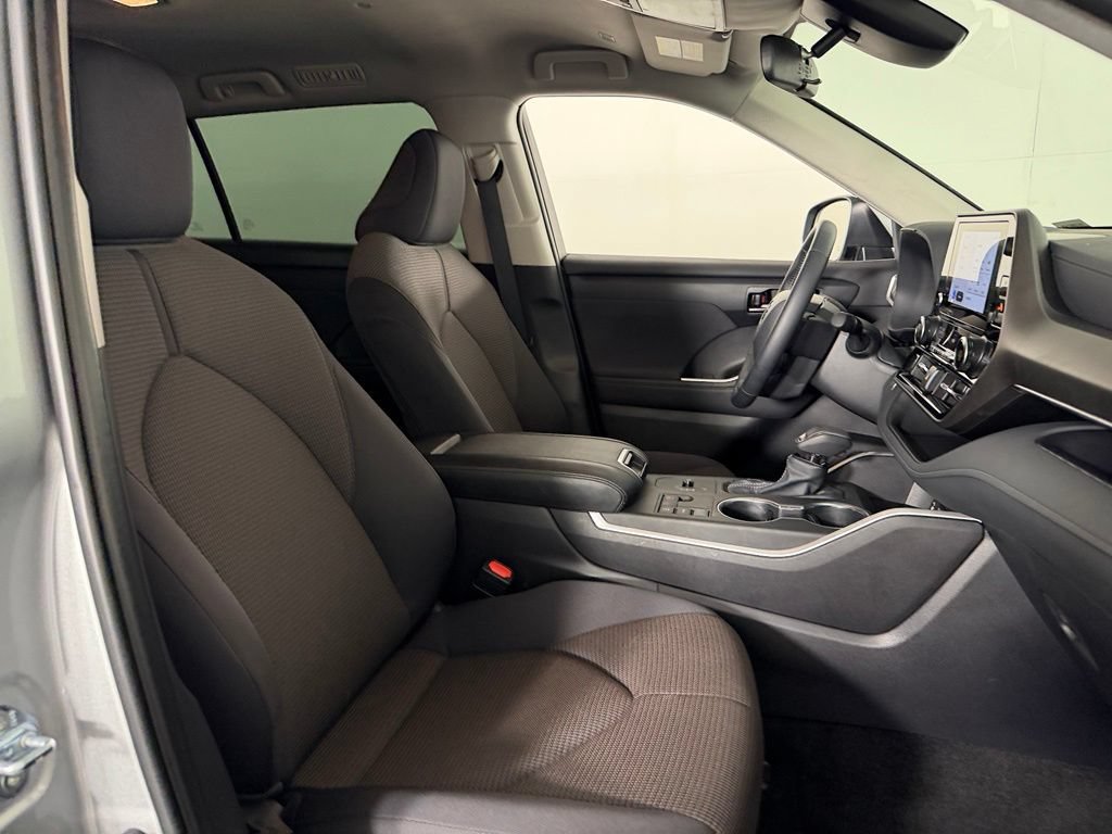 Used 2025 Toyota Highlander LE FWD image 32