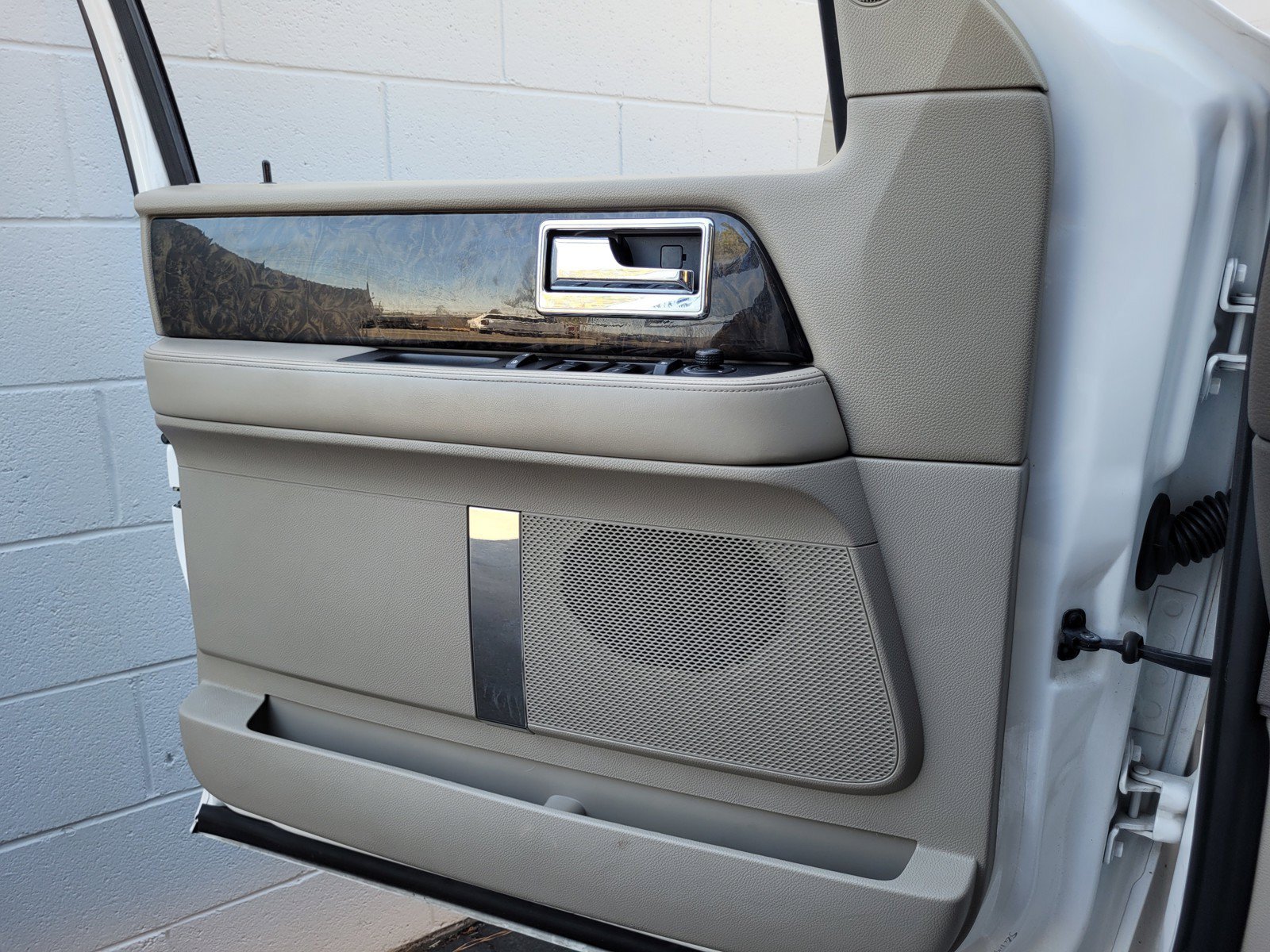 Used 2016 Lincoln Navigator Select RWD image 26