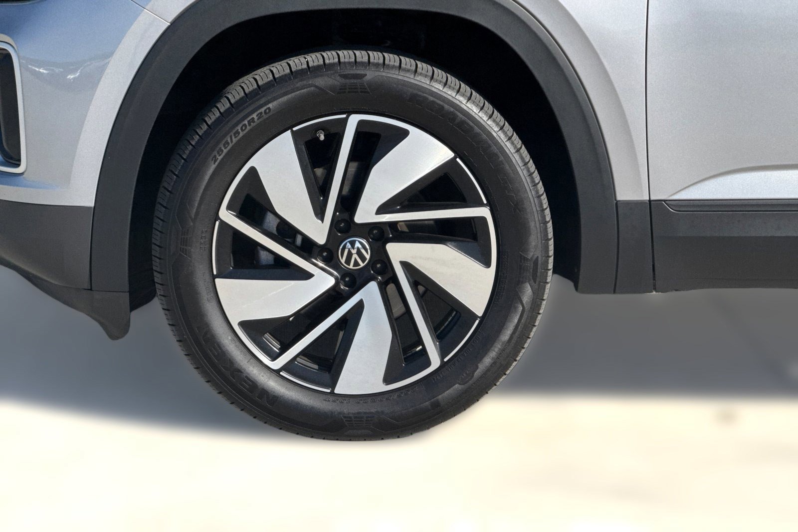 Used 2025 Volkswagen Atlas SE AWD/4WD image 11