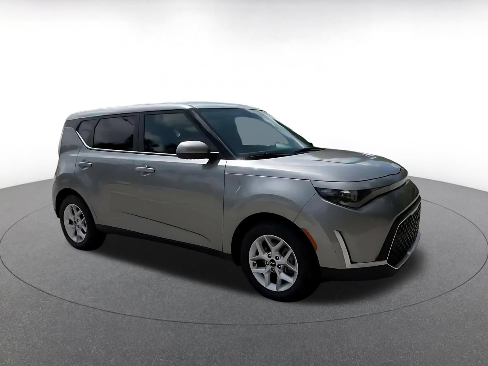Used 2025 Kia Soul LX w/ LX Technology Package FWD image 2