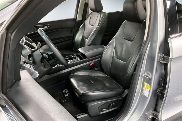 Used 2020 Ford Edge Titanium w/ Equipment Group 301A image 22
