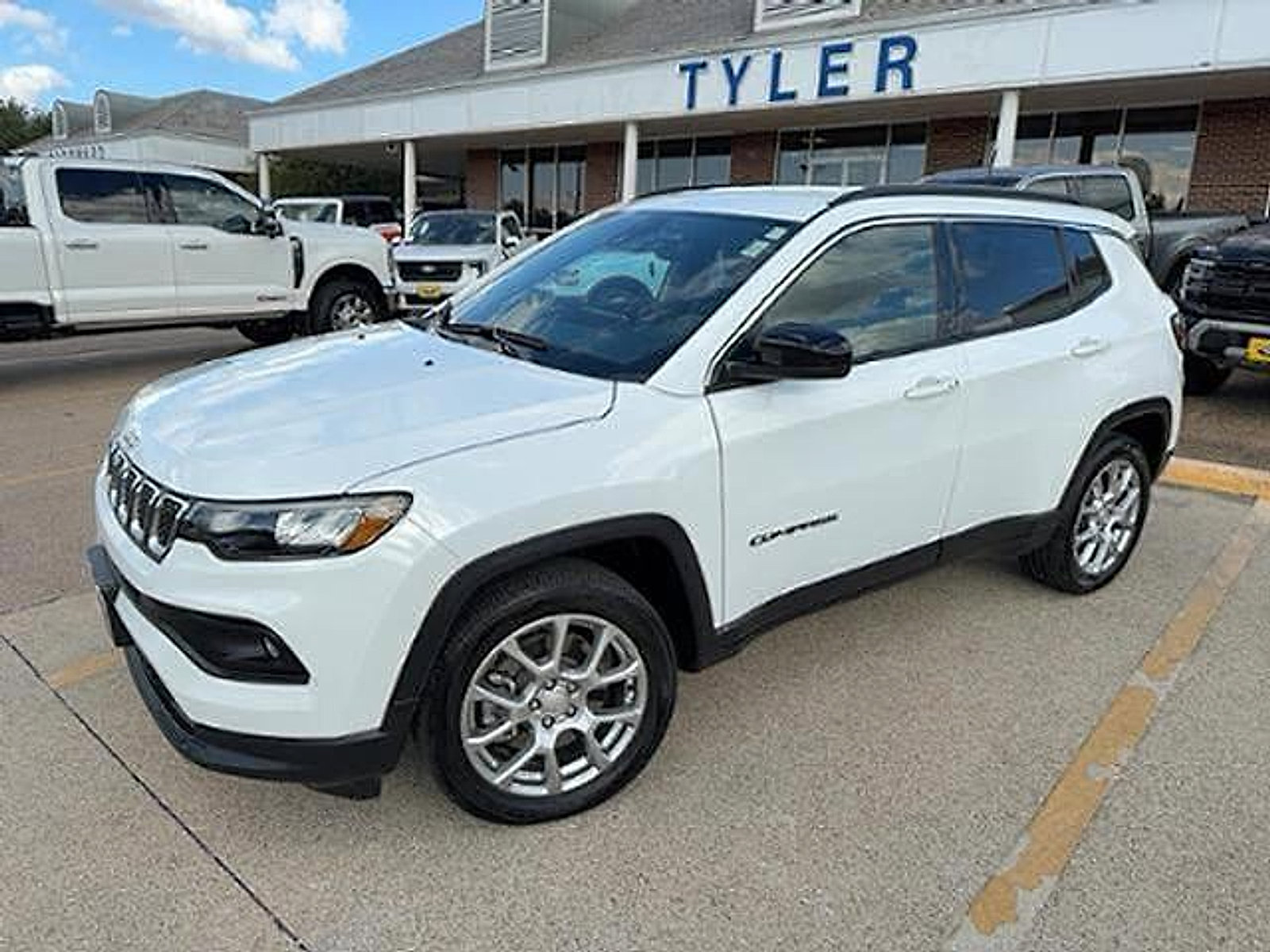 Used 2023 Jeep Compass Latitude image 4