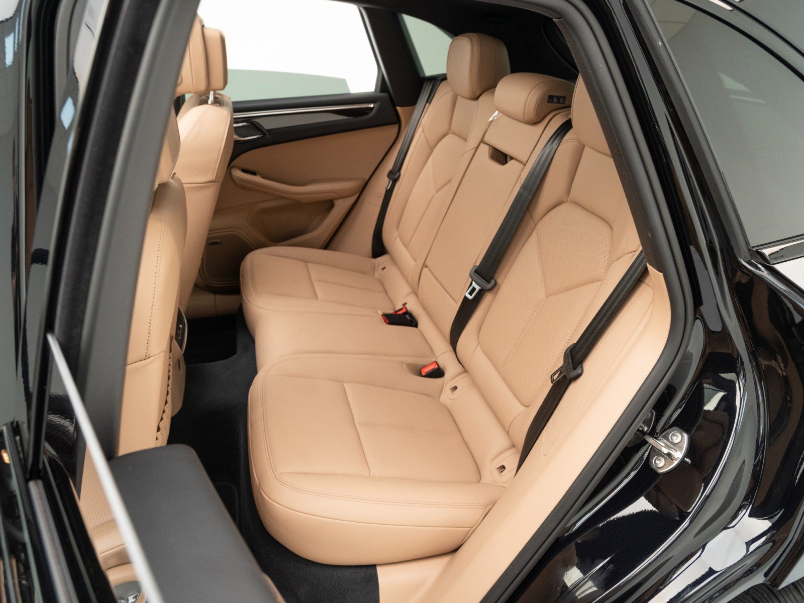 Certified 2025 Porsche Macan image 31