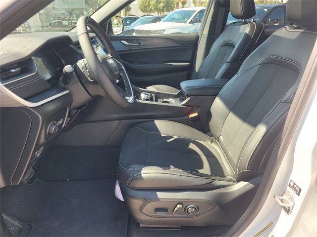 New 2025 Jeep Grand Cherokee Altitude image 4